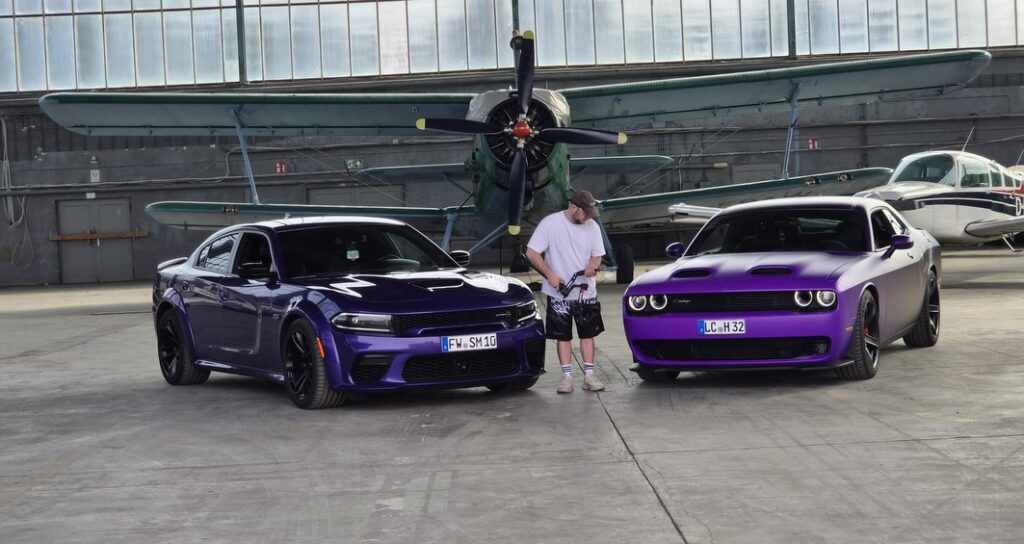 Am Wochenende hatten wir den talentierten @lutborn zu Besuch, der ein gigantisches Video mit @skyfox2108 und @87stella_bella gedreht hat. Natürlich durften neben den klassischen „Rennszenen“, zwischen Dodge Charger & Dodge Challenger, Aufnahmen in der Flugzeughalle und mit unserem Jet nicht fehlen 😍 Wenn ihr jemanden sucht, der Eure Fahrzeuge oder vielleicht sogar Eure Flugzeuge professionell in Szene setzt, dann seid ihr bei @lutborn an der richtigen Adresse 😍❤️ Wir hatten sehr viel Spaß #Dodge #Mopar #Beechcraft #collab #dodgeeurope